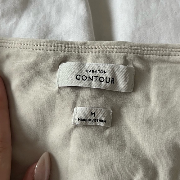 Contour v neck tank - Picture 2 of 3